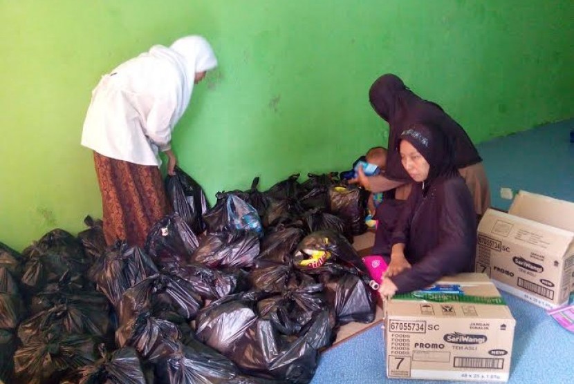 Lazismu Aceh mengumpulkan paket Ramadhan.