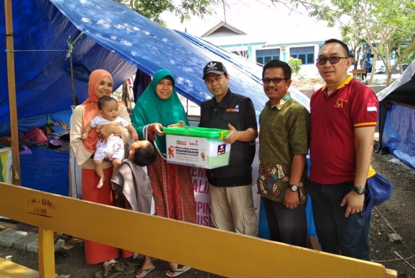 Lazismu dan Alfamart salurkan bantuan 1.000 paket family kit kepada warga terdampak bencana di Pos Koordinasi Utama Universitas Muhammadiyah Palu.