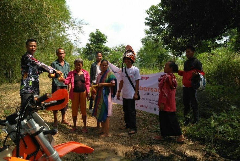 Lazismu dan komunitas motor menyalurkan bantuan kurban.