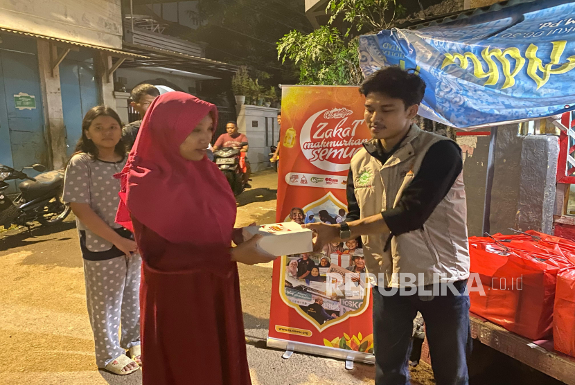 LazisMu membagi-bagikan paket iftar dan makanan untuk para warga yang menjadi korban banjir di wilayah Jabodetabek.