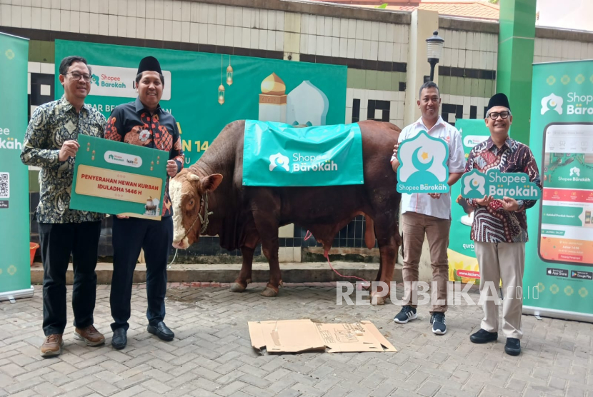 LazisMu menerima kurban seekor sapi limosin dari Shopee di Gedung Pusat Dakwah Muhammadiyah, Menteng, Jakarta, Senin (2/6/2025).