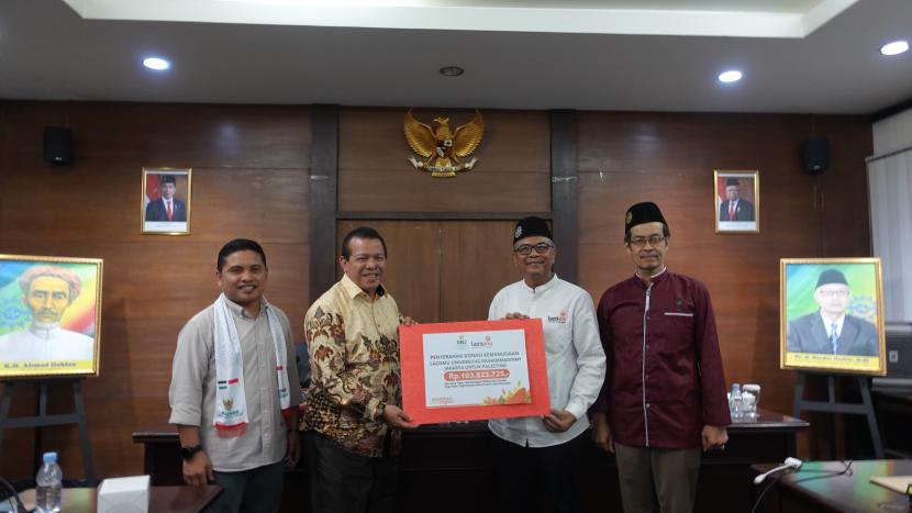 Lazismu UMJ menyerahkan bantuan untuk Palestina kepada Lazismu PW DKI Jakarta.