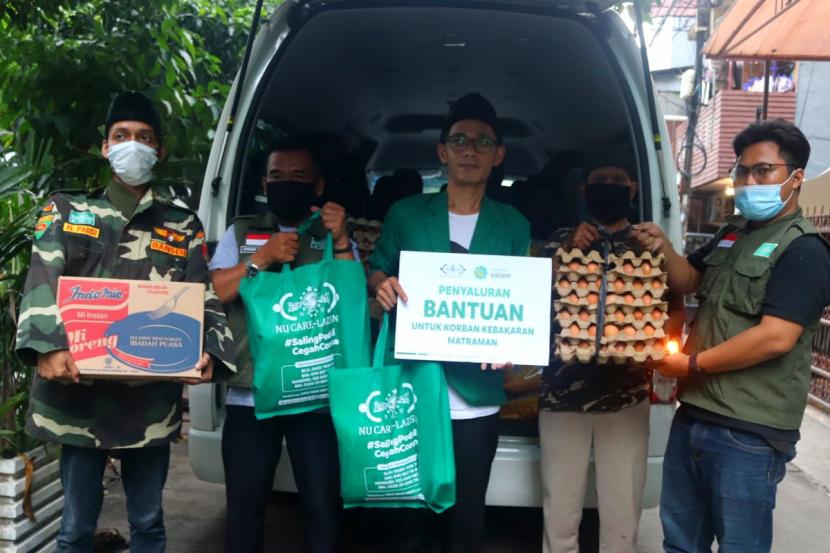 LAZISNU bersama PAC GP Ansor Matraman, Jakarta Timur menyalurkan bantuan sembako dari donasi Tokopedia Salam berupa air mineral, beras, telur, sarden, dan mie instan untuk para korban