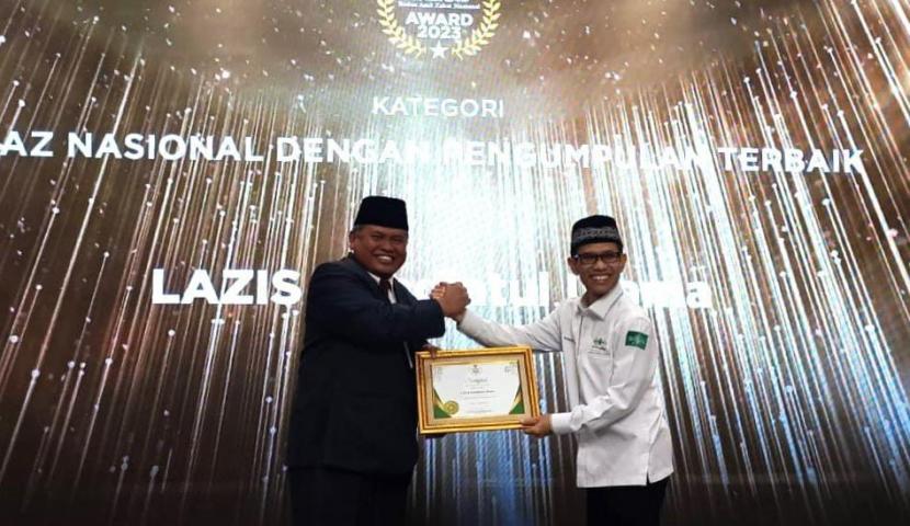 LAZISNU menerima penghargaan sebagai Lembaga Amil Zakat (LAZ) Nasional dengan Pengumpulan Terbaik.