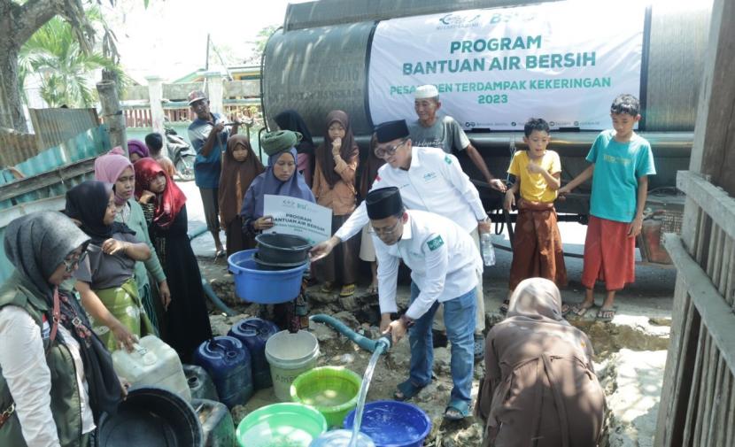 LAZISNU PBNU bersama LAZISNU PWNU Jawa Timur dalam program kemanusiaan mendistribusikan bantuan air bersih untuk sejumlah pondok pesantren di Jatim yang terdampak kekeringan. 