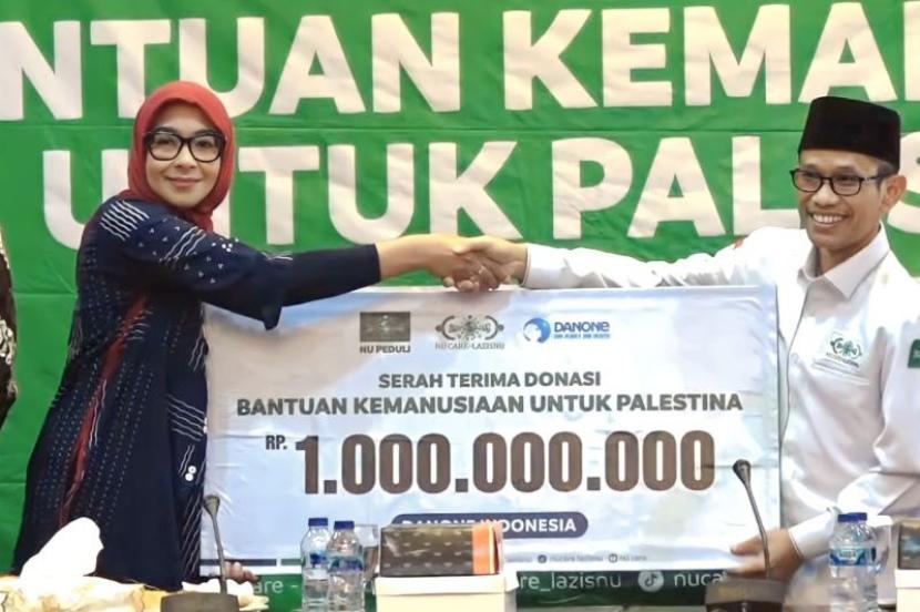 LazisNU saat menerima bantuan kemanusiaan dari Danone Indonesia untuk masyarakat Palestina. 