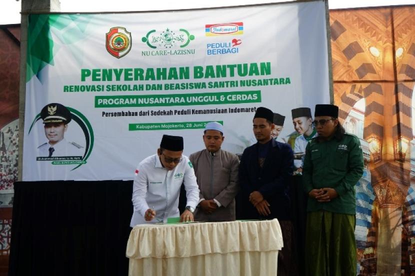 Penyerahan bantuan LAZISNU untuk renovasi sekolah dan beasiswa santri di Jawa Timur