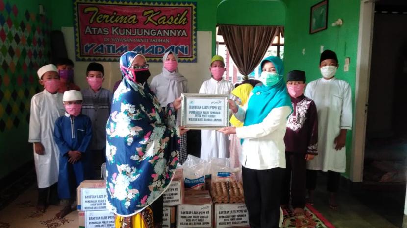 LAZIZ PTPN VII bagikan 980 paket sembako dalam memperingati Maulid Nabi SAW, Kamis (29/10). 