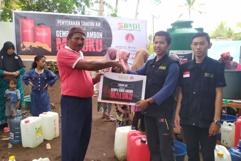 Laznas Baitul Maal Hidayatullah  (BMH)  dan UPZ Bank DKI menyerahkan bantuan air bersih kepada pengungsi gempa Ambon di Desa Liang, Kecamatan Salahutu, Maluku Tengah.