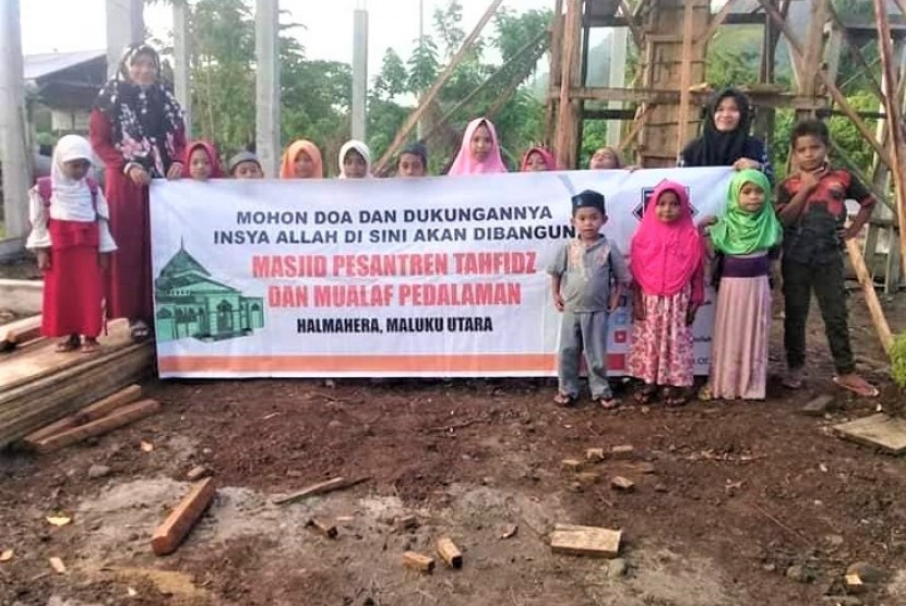 Laznas Baitul Maal Hidayatullah (BMH) membangun masjid untuk pondok pesantren tahfizh di Pedalaman Halmahera, Maluku Utarta.