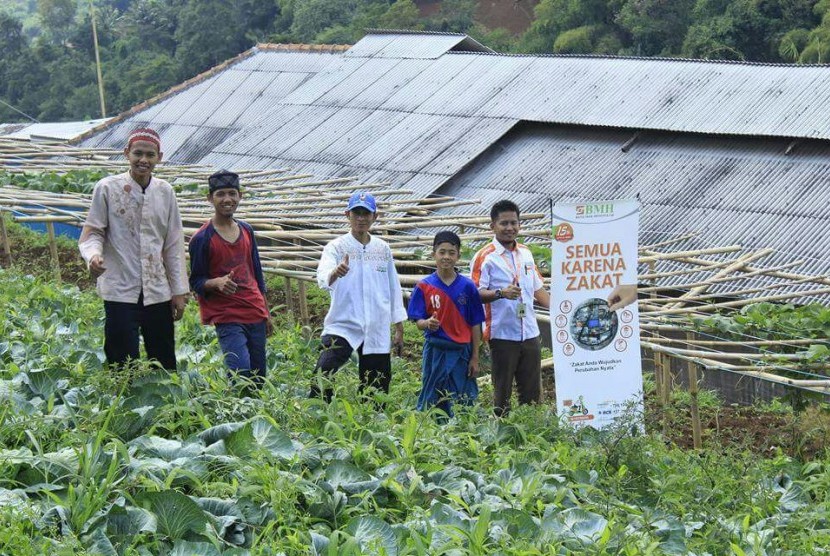 Laznas Baitul Maal Hidayatullah (BMH) Perwakilan Jabar bersama Pondok Pesantren Tahfidz Agropreneur menggulirkan Program Kemandirian Ekonomi Pesantren di Desa Cimanggu, Kecamatan Ngamprah, Kabupaten Bandung Barat. 