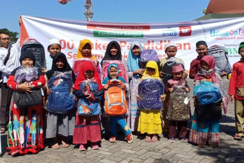 Laznas Baitul Maal Hidayatullah (BMH) Perwakilan Jawa Timur menyalurkan 600 paket pendidikan untuk anak yatim di Surabaya.