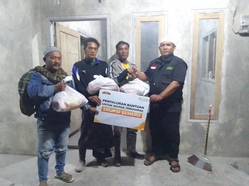 Laznas BMH bergerak cepat mengirimkan bantuan untuk warga terdampak erupsi Gunung Semeru di Lumajang, Jawa Timur, Rabu (7/12/2022).