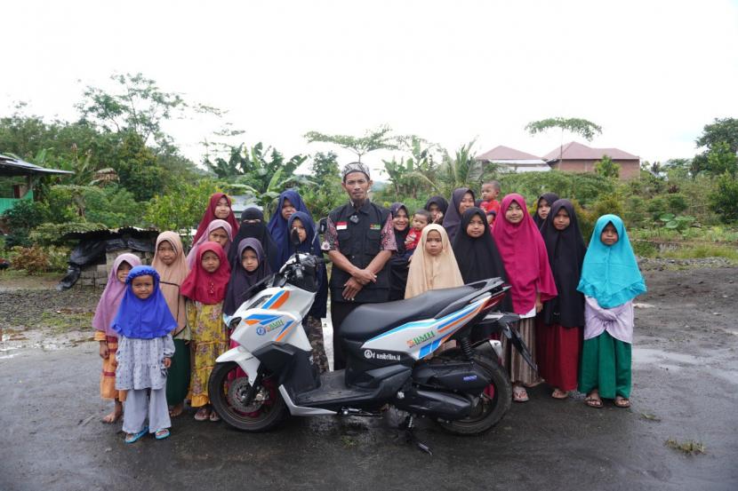 Laznas BMH berkolaborasi  dengan YBM memberikan bantuan motor dakwah kepada Ustadz Salman yang bertugas dakwah di Kabupaten Kepahiang.