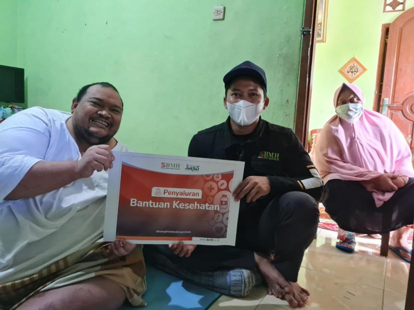 Laznas BMH bersama Bazis DKI menyalurkan bantuan  kepada Singgih untuk keperluan berobat dan operasional keluarga.