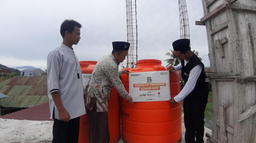Laznas BMH bersama Bursa Efek Indonesia (BEI)  menghadirkan sumur bor untuk santri Pesantren Tahfidz Al-Jihad, Hidayatullah, Belopa, Kabupaten Luwu, Sulawesi Selatan.