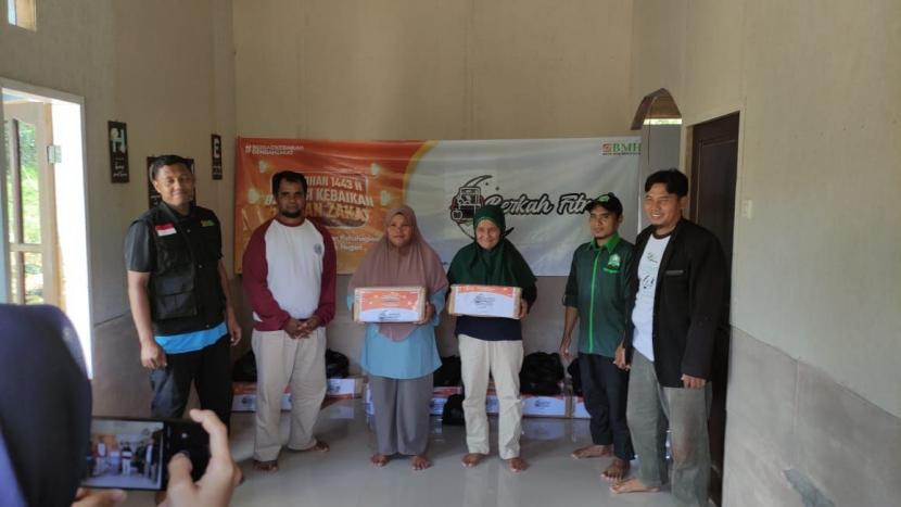 Laznas BMH bersama dai tangguh mengirimkan paket Berkah Fitrah untuk 64 mualaf di Desa Paking dan Desa Harapan Baru,  Kecamatan Mentarang Kabupaten Malinau, Ahad (25/4).
