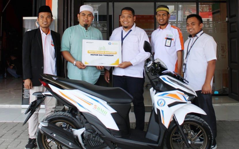 Laznas BMH bersama dengan YBM BRILiaN menyerahkan bantuan motor dakwah kepada  Ustadz Jupriadi Solin, dai yang bertugas dakwah di Kabupaten Asahan, Sumatera Utara, Senin (6/3/2023).