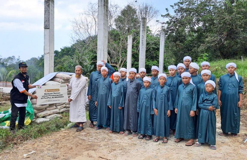 Laznas BMH bersama komunitas Gerakan Nikmatnya Berbagi (GNB) Balikpapan menyalurkan bantuan untuk mendukung pembangunan Masjid Al-Muddakir di Balikpapan Timur,  Ahad (15/1/2023).