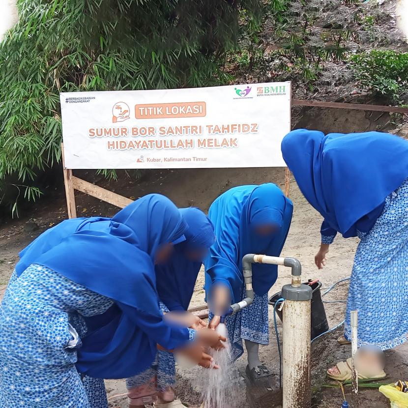 Laznas BMH bersama komunitas Gerakan Nikmatnya Berbagi (GNB) dan sahabat donatur lainnya membuatkan sumur bor untuk para santri yang menimba ilmu di Pesantren Hidayatullah Kutai Barat, Kalimantan Timur (Kaltim).