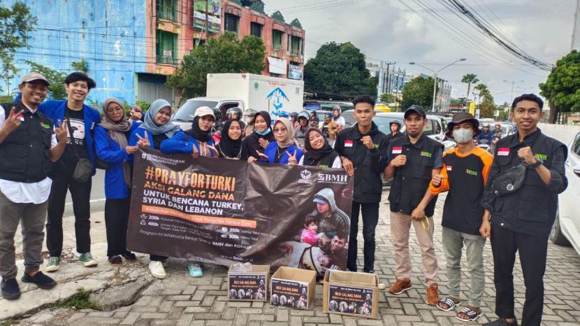 Laznas BMH Bersama Komunitas UIN Peduli mengadakan aksi galang dana untuk korban gempa Turkiye dan Suriah, di Banjarbaru, Senin (13/2/2023).