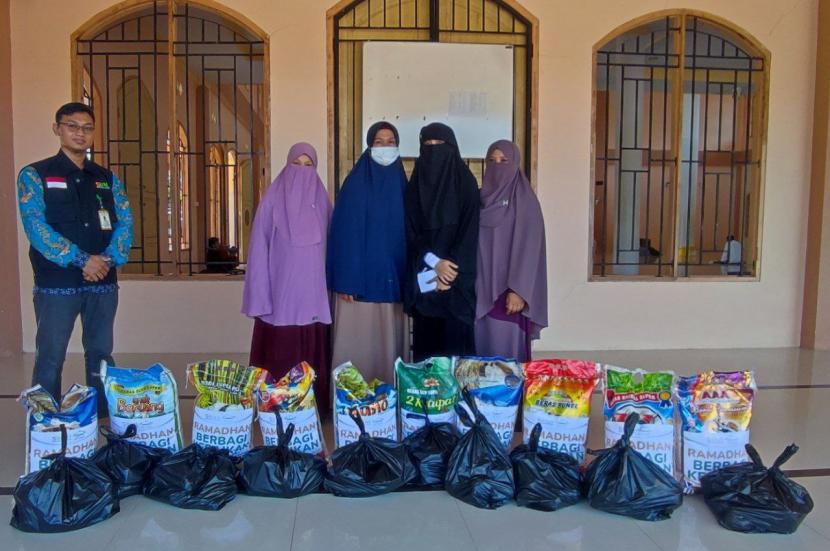 Laznas BMH  bersama Muslimat Hidayatullah (Mushida) Kota Tarakan  membagikan paket Bingkisan Berkah Ramadhan kepada warga kurang mampu dan lansia  yang tinggal  di Karungan dan Gunung Lingkas, Tarakan, Kaltara, Kamis (21/4).