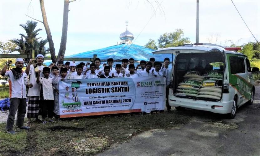 Laznas BMH bersama Pegadaian Syariah Cabang Tarakan menyalurkan logistik kepada 800 santri di Kota Tarakan, Kalimantan Utara.