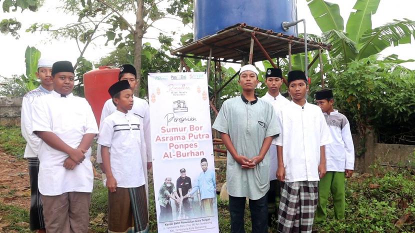 Laznas BMH Bersama Pos Dai menyerahkan sumur bor untuk santri putra Pesantren Al-Burhan Banyumanik, Semarang, Jateng, Rabu (22/3/2023).  