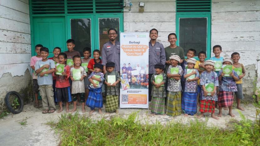 Laznas BMH bersama PT Paragon menyalurkan Alquran  untuk warga Pulau Siberut di Kepulauan Mentawai, Jumat (30/12/22).