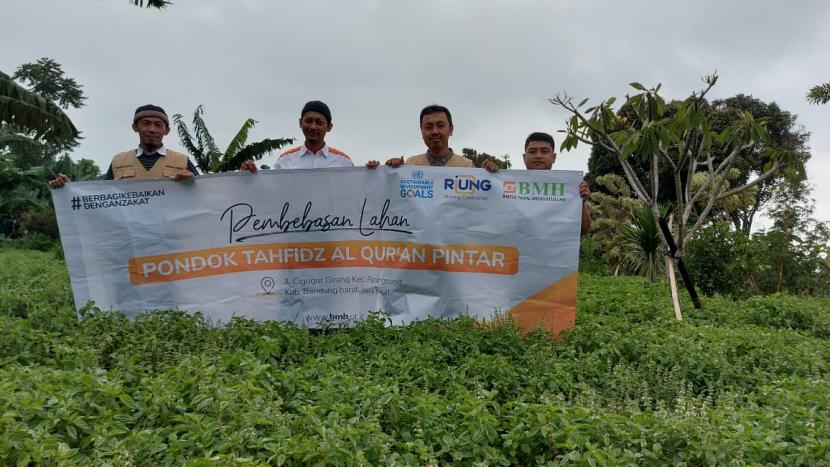Laznas BMH bersama PT Riung melakukan pembebasan lahan untuk pembangunan Pondok Tahfidz Quran di Kabupaten Bandung Barat, Jawa Barat 