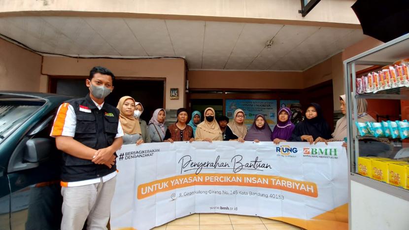 Laznas BMH bersama PT Riung Mitra Lestari menyalurkan bantuan sembako dan bantuan yatim di Bandung, Jawa Barat, 26-27 Desember 2022.