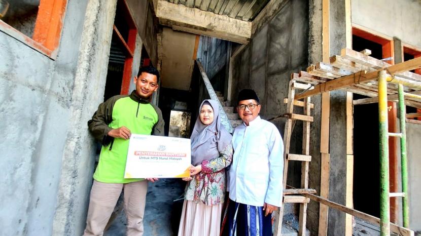 Laznas BMH bersama PT Riung Mitra Lestari menyalurkan bantuan pembangunan untuk Yayasan Nurul Hidayah, Desa Temoran, Kecamatan Omben, Sampang Madura, Sabtu  (14/1/2023).