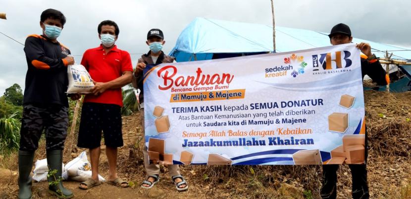 Laznas BMH bersama Sahabat Khalid Basalamah Makassar mengirimkan bantuan untuk para pengungsi korban gempa bumi yang tinggal di perbukitan Dusun Bau Batu, Desa Bambu, Mamuju, Sulawesi Barat.