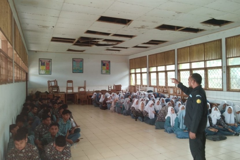 Laznas BMH bersama SAR Hidayatullah dan Pos Dai mengadakan trauma healing di SMAN 1 Asera, Konawe Utara.