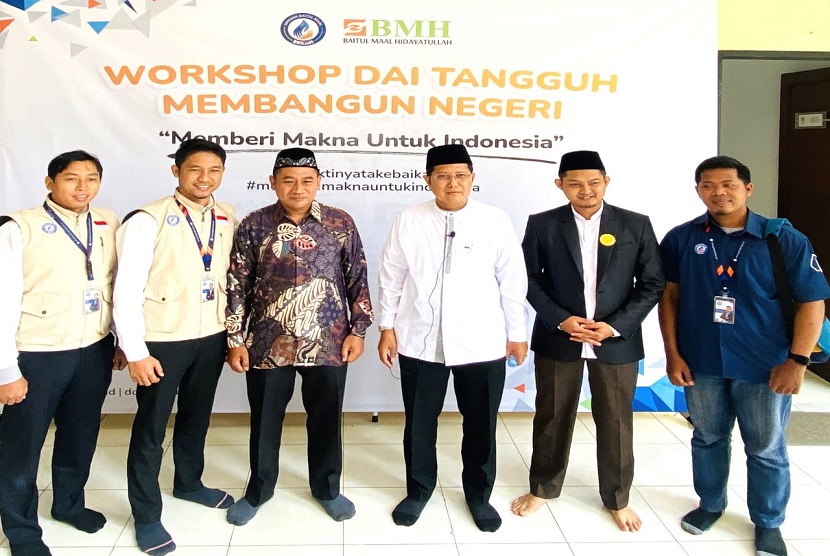 Laznas BMH bersama YBM-BRILiaN kuatkan kiprah dai dengan memberikan bekal keilmuan, wawasan dan kemampuan up-to-date. Hadir Ketua Majelis Ulama Indonesia KH Muhammad Cholil Nafis sebagai pembicara.