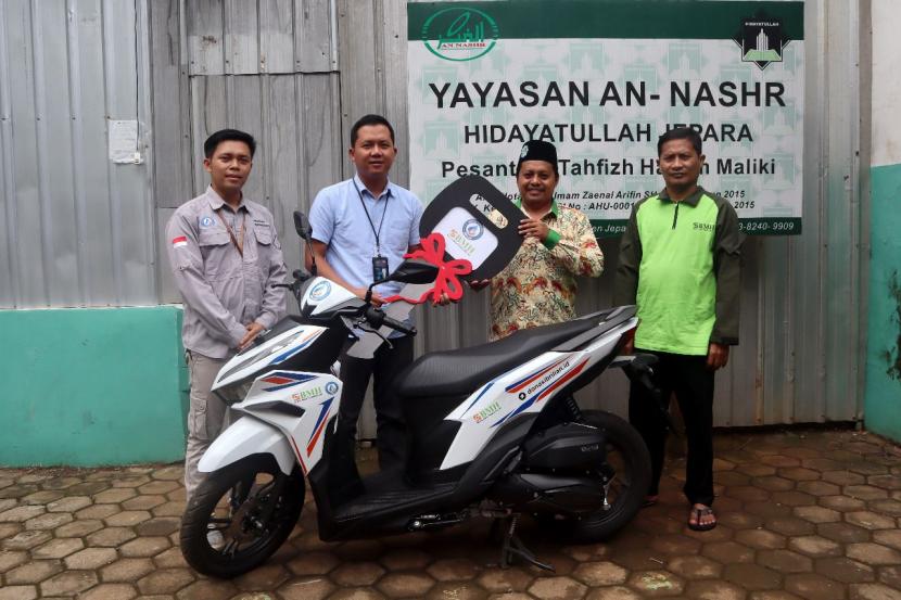 Laznas BMH Bersama YBM BRILiaN menyalurkan  motor kepada dai Tangguh Ustadz Mathasan dan kawan-kawan yang membina  para santri, di Pesantren Hakam Maliki yang berada di Welahan, Jepara, Jawa Tengah, Rabu (28/12/2022).