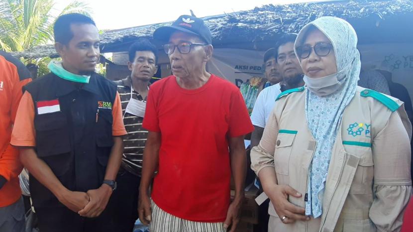Laznas BMH bersama YBM PLN mengunjungi warga korban banjir di Desa Kasimbong, Kecamatan Masamba, kabupaten Luwu Utara, Sulawesi Selatan.