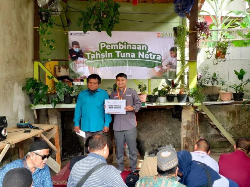 Laznas BMH bersilaturahim kepada  Ikatan Tunanetra Muslim Indonesia (ITMI) Cabang Bandung, Sabtu (24/9/2022). 