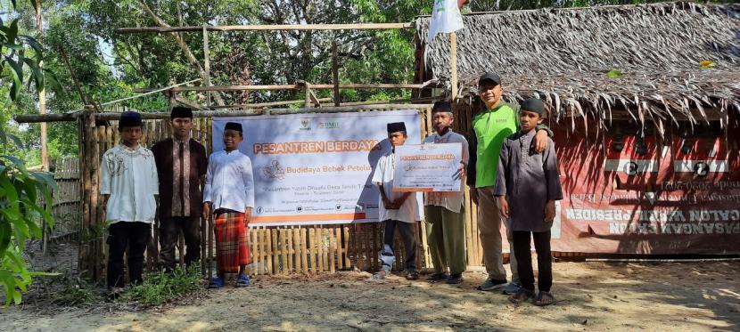 Laznas BMH bersinergi dengan Baznas memperkuat peternakan bebek petelur di pesantren Hidayatullah Majene, Sulawesi Barat.