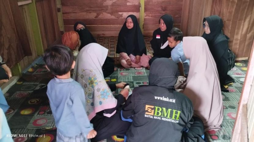 Laznas BMH bersinergi dengan  Mushida (Muslimat Hidayatullah) di Malinau menyalurkan program Sedekah Jumat (SEMAT).  