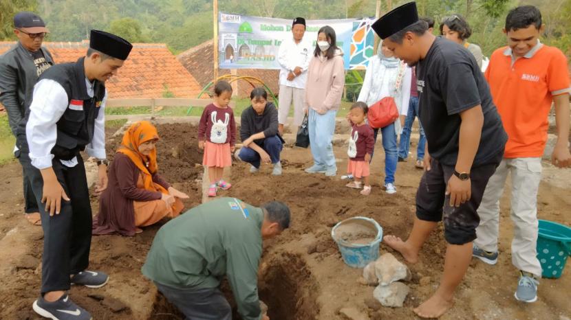 Laznas BMH didukung tenaga ahli Menteri LHK memulai program pembangunan Masjid Nur Asriyani di Kampung Lengkong, Desa Sindanpalay, Garut, Jawa Barat, Sabtu (14/5).