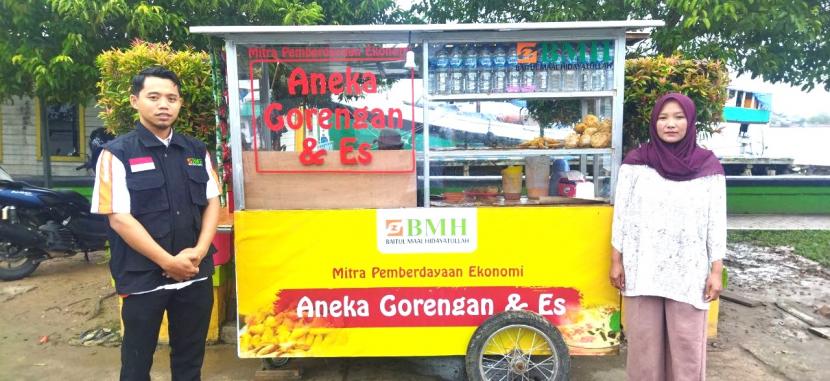 Laznas BMH Gerai Berau, Kalimantan Timur, memberikan bantuan modal usaha dan rombong kepada Ibu Eneng Didah, penjual aneka gorengan dan es di Tanjung Redeb, Berau.