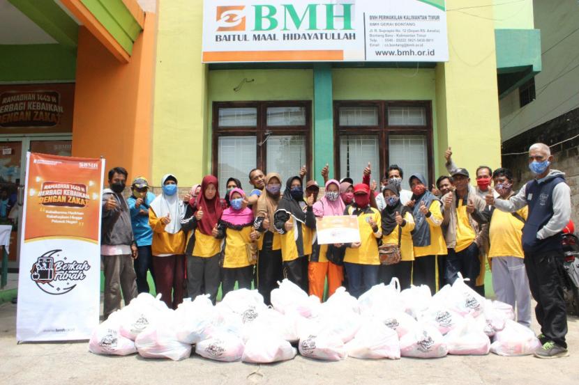 Laznas BMH Gerai Bontang menyalurkan paket Berkah Fitrah kepada 100 dhuafa dan jompo di Bontang, Kalimantan Timur (Kaltim), Jumat (29/4).