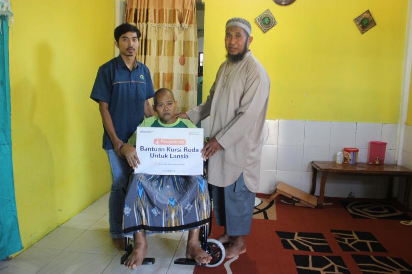 Laznas BMH Gerai Bontang menyerahkan bantuan kursi roda kepada Pak Samanhudi, warga Kelurahan Api-Api, Kota Bontang, Selasa (27/9/2022).