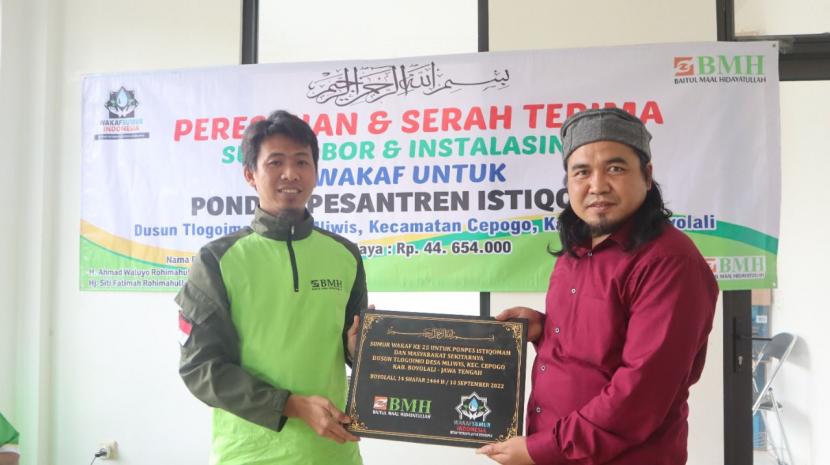 Laznas BMH Gerai Boyolali  bersama WSI (Wakaf Sumur Indonesia)  menyerahkan sumur bor dan instalasinya kepada Pesantren Istiqomah, Boyolali, Jawa Tengah, Sabtu (10/9/2022).