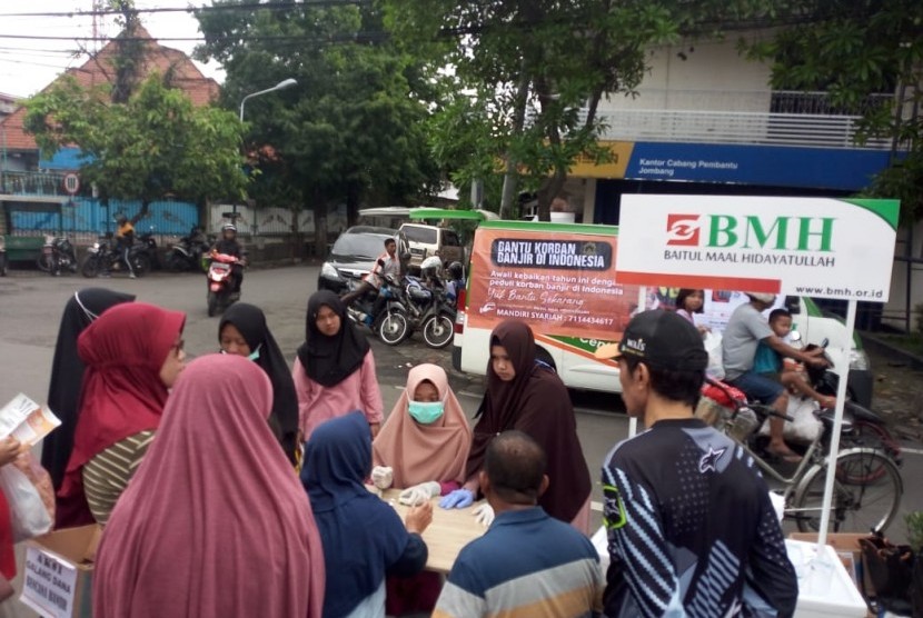 Laznas BMH Gerai Jombang, Jawa Timur, mengajak masyarakat membantu korban banjir dan memberikan layanan kesehatan gratis untuk masyarakat.
