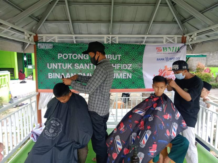 Laznas BMH Gerai Kebumen mengadakan potong rambut gratis untuk para santri binaan BMH di Kebumen, Jawa Tengah, Jumat (22/10).