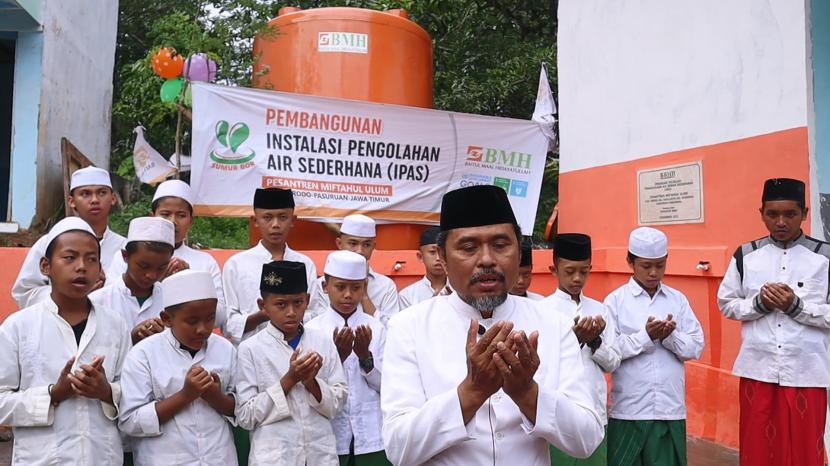 Laznas BMH hadir dengan program air bersih menggunakan metode IPAS (Instalasi Pengelolaan Air Sederhana) di Pesantren Miftahul Ulum,  Dusun Prodo Sapulante, Kecamatan Parsepan, Pasuruan,  Jawa Timur.