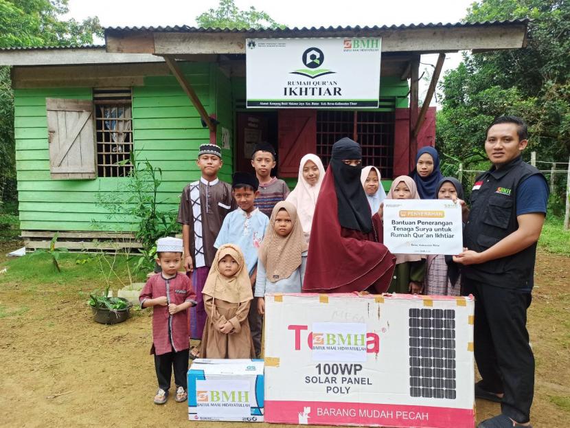 Laznas BMH hadir memberikan bantuan berupa penerangan tenaga surya untuk Rumah Quran Ikhtiar yang berada di Kampung Bukit Makmur Jaya, Kecamatan Biatan (Lempake), Kabupaten Berau, Kalimantan Timur, Selasa (13/9/2022).
