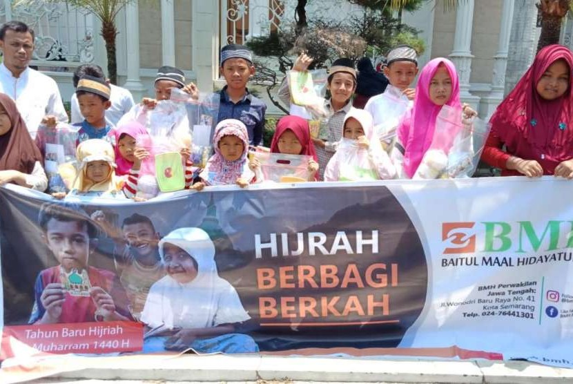 Laznas BMH Jawa Tengah berbagi dengan anak yatim dalam program Hijrah Berbagi Berkah. 